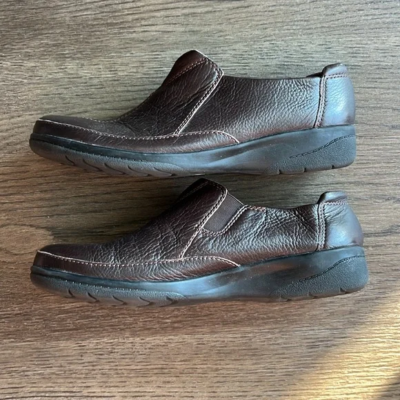 Clarks slip on shoe. Like new, size 8.5 - Picture 3 of 5